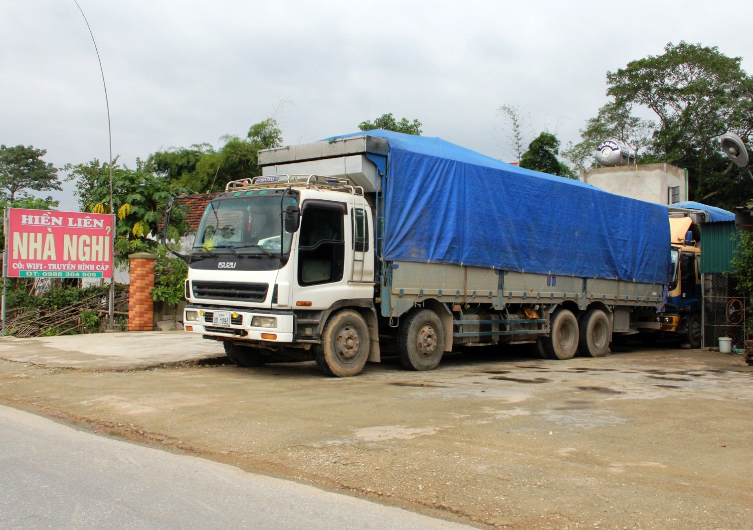 Nằm trong sân bãi của nhà nhỉ...