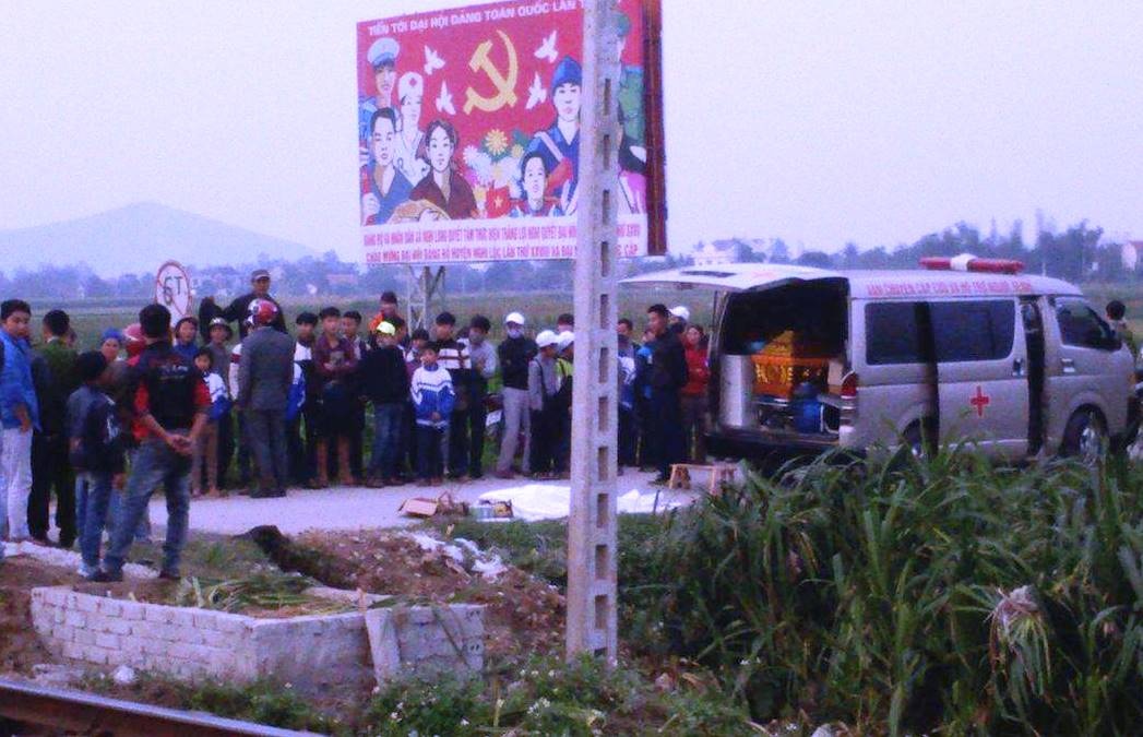 Nguoi dan ong tu vong khi co vuot tau hoa hinh anh