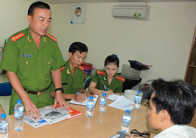 Lanh dao PCCC truc tiep den doanh nghiep bi voi tien xin loi hinh anh