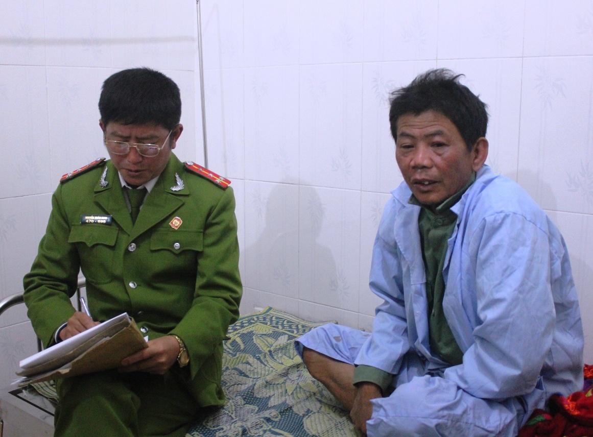 Ông Bảy bàng hoàng kể lại vụ tai nạn lao động. Ảnh: Phạm Hòa.