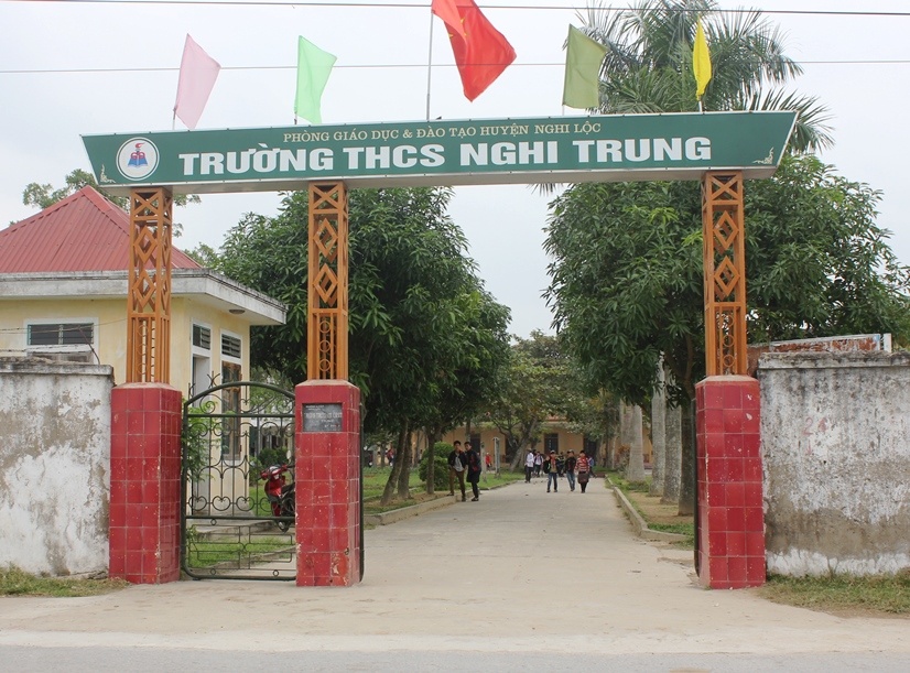 Con trai hieu truong doa nem min no tung nha hieu pho hinh anh