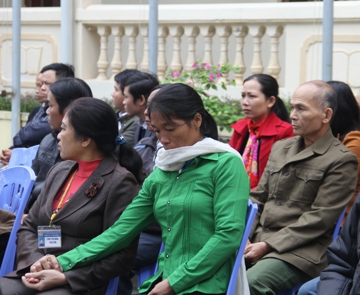 Bà Nguyễn Thị Kim, mẹ của Anh Tuấn được người thân dìu đến tham dự buổi lễ truy tặng. Ảnh: Ngọc Khánh.