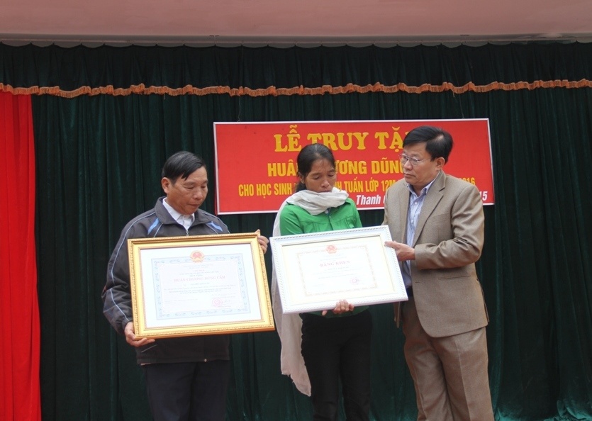 Truy tang Huan chuong dung cam cho nam sinh cuu nguoi hinh anh