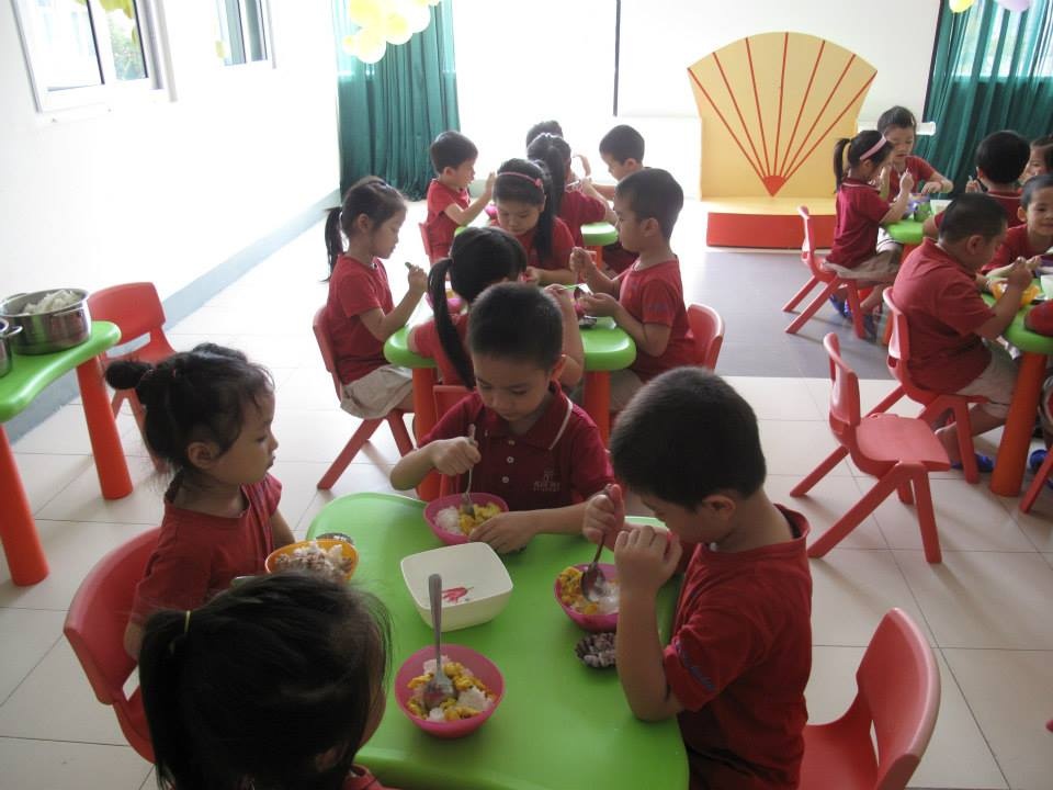 Bữa ăn của trẻ ở Trường mầm non Blue Skyds.