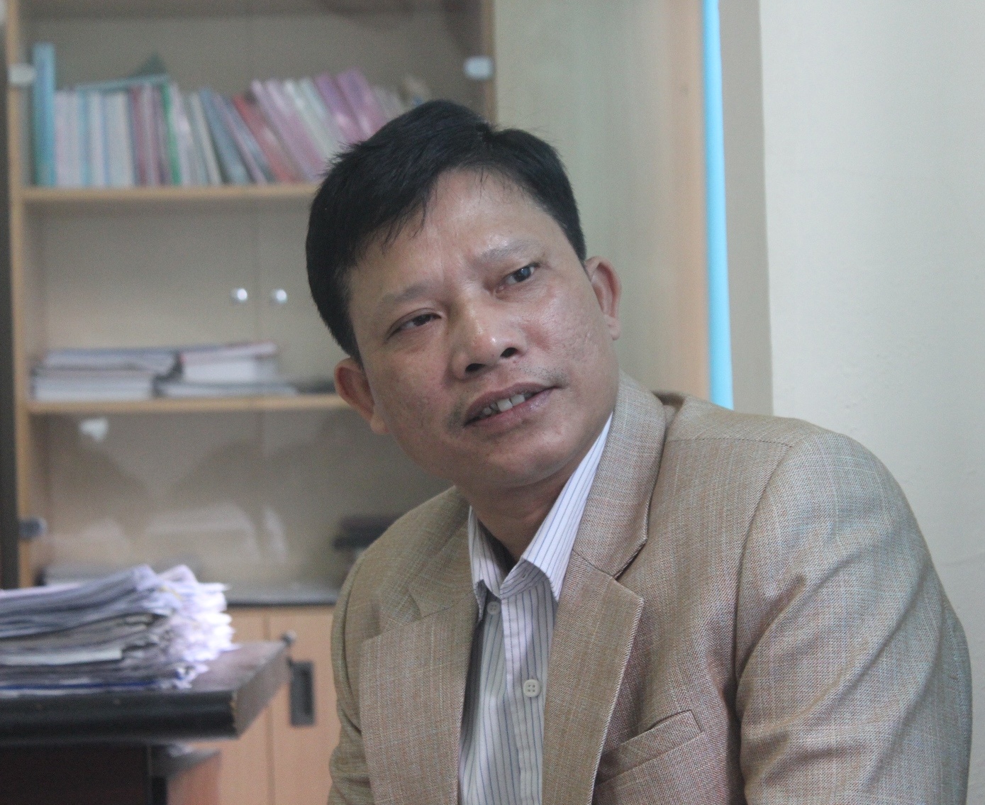 Ông Hoàng Sỹ Cường trao đối với phóng viên. Ảnh: P.H.