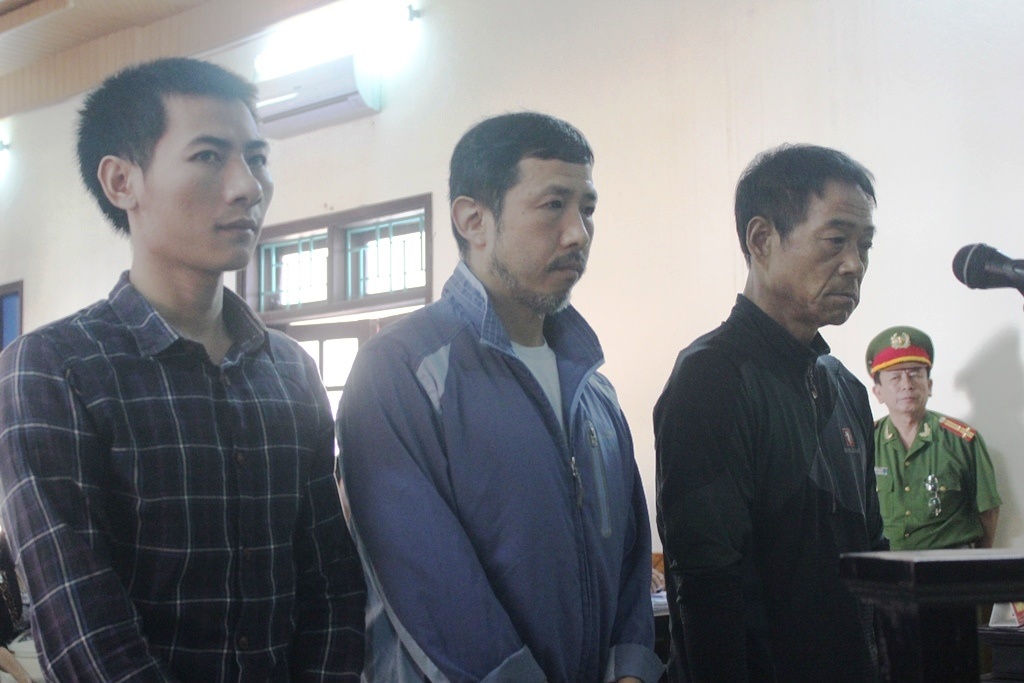 Các bị cáo xuất hiện tại phiên tòa sáng 16/11. Ảnh: Phạm Hòa.