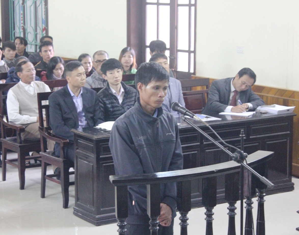 Bị cáo Đức trả lời thẩm vấn của HĐXX. Ảnh: Phạm Hòa.