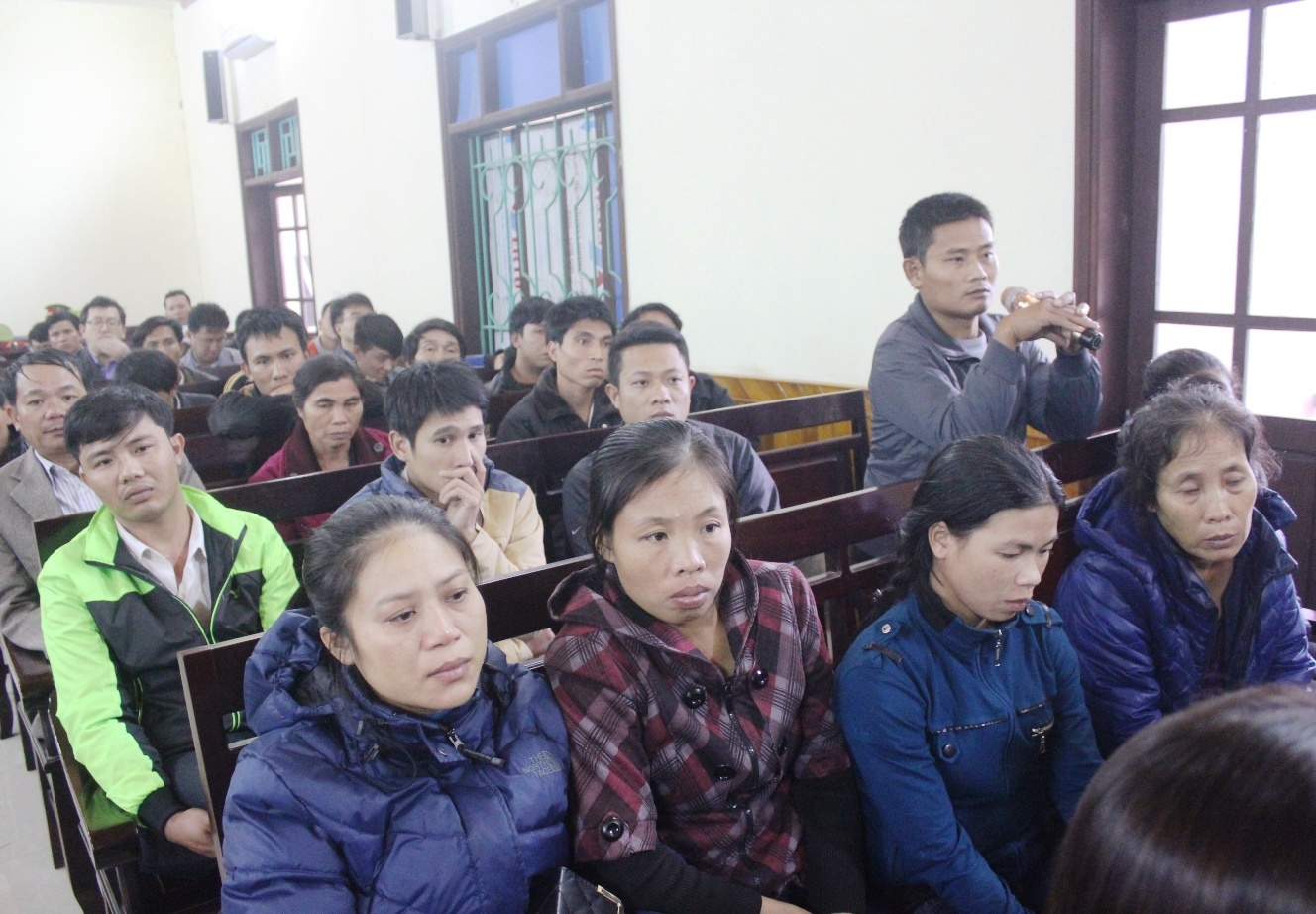 Các bị hại tại phiên tòa hôm nay. Ảnh: Phạm Hòa.