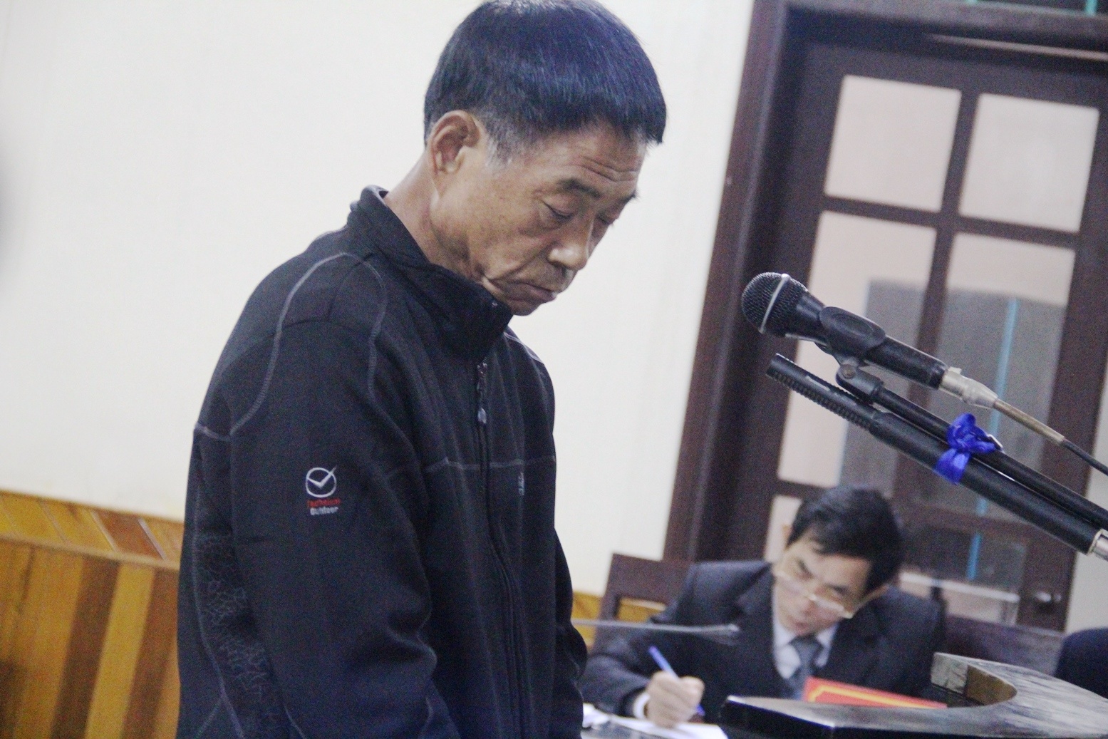 Bị cáo Lee Jae Myeng trả lời thẩm vấn tại phiên xét xử sáng 17/12. Ảnh: Phạm Hòa.