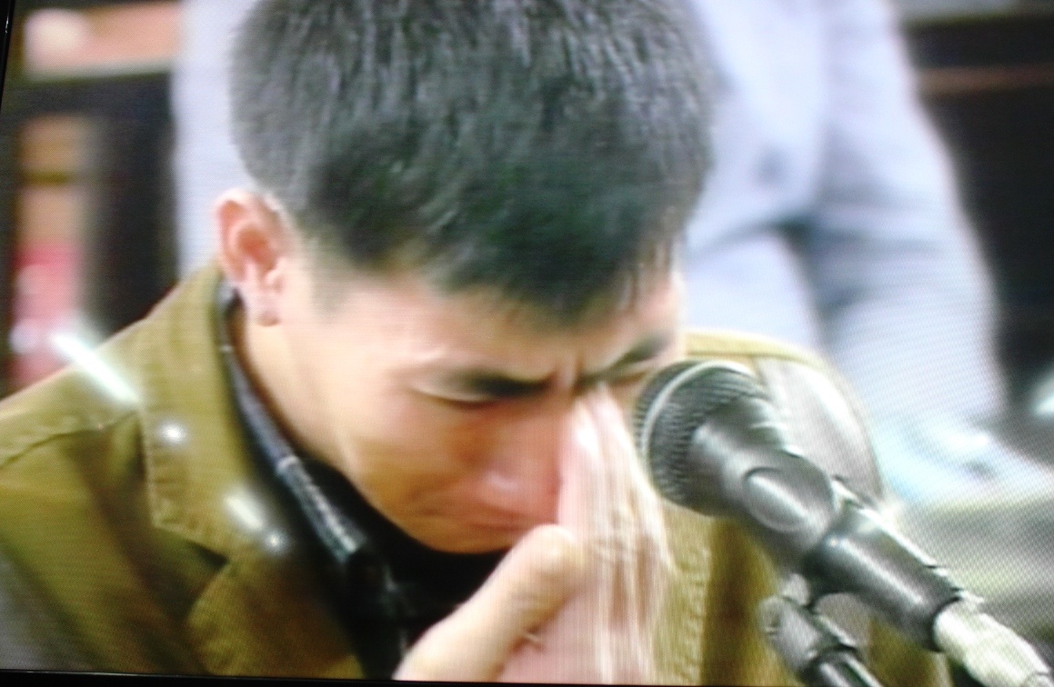 Bị cáo Nguyễn Anh Tuấn khóc nức nở khi gửi lời tạ lỗi tới các gia đình nạn nhân. Ảnh: Phạm Hòa.