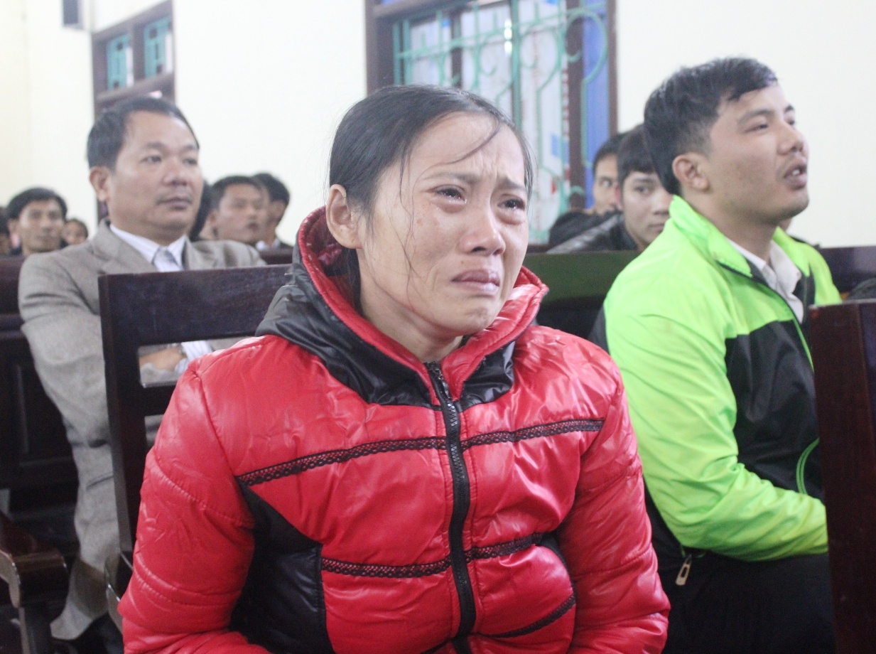 Chị Nguyễn Thị Minh và nhiều gia đình các nạn nhân khác đều xin HĐXX giảm nhẹ hình phạt cho các bị cáo. Ảnh: Phạm Hòa.