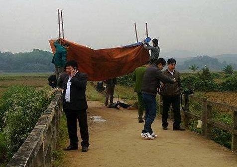 Nguoi dan ong chet cach nha 1 km sau cuoc dien thoai hinh anh