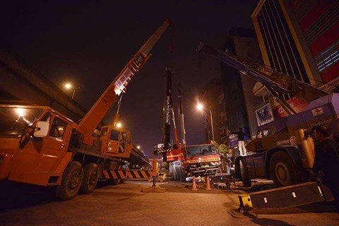 Lực lượng cứu hộ phải sử dụng tới 3 xe cần cẩu cỡ lớn khác để cứu hộ chiếc xe cẩu bị lật.