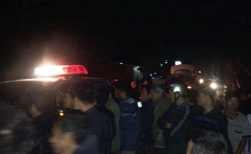 Người dân bao vây CSGT sau vụ tai nạn làm ách tắc giao thông nhiều giờ. Ảnh: Phan Ngọc.