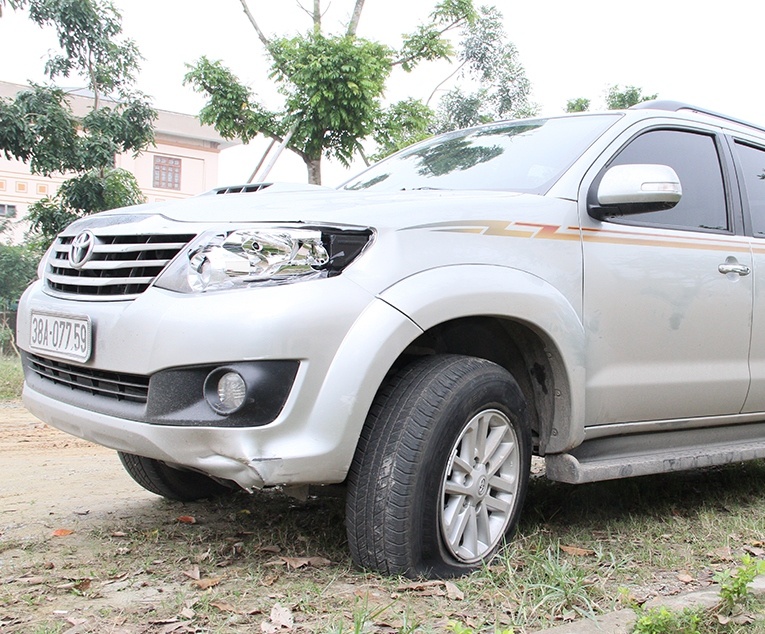 Gay tai nan, giam doc rut sung dien de doa khi bi bao vay hinh anh