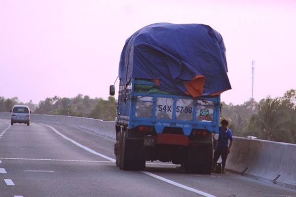 Vi sao nhieu xe no lop tren cao toc? hinh anh