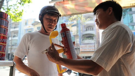 Xuat hien binh chua chay xe hoi nho nhu... binh xit muoi hinh anh