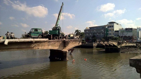 Xe cau rot song khi dang thao do cau Duc Tan An hinh anh