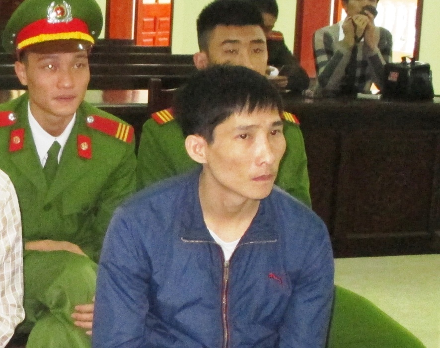 Giam an cho nguoi cai min tren xe khach hinh anh