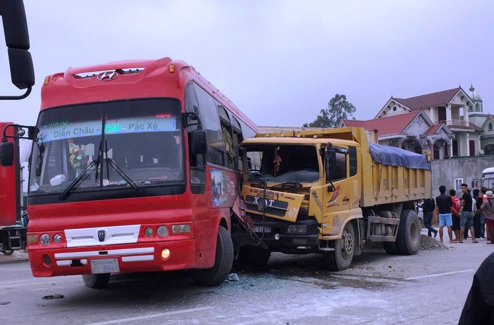 Xe ben tong oto khach, mot nguoi vang khoi cabin hinh anh