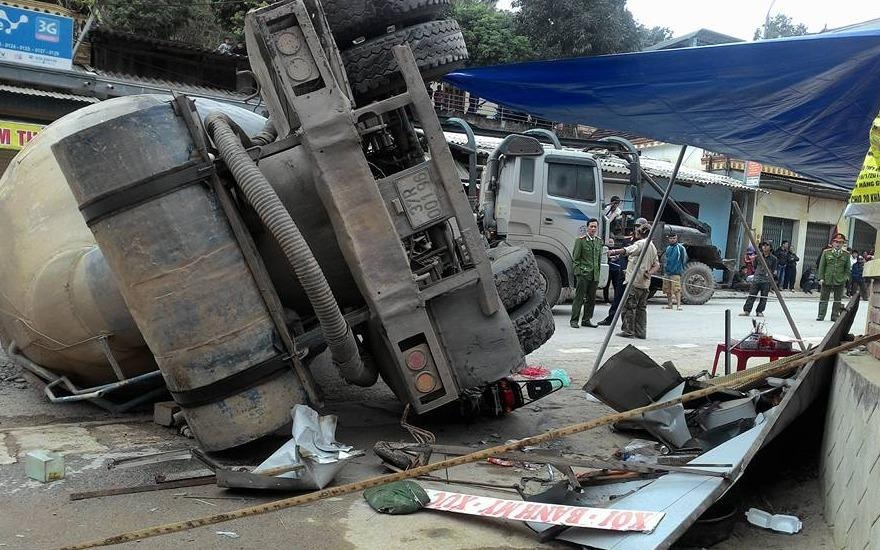 Xe bon tut doc de chet hai nguoi hinh anh