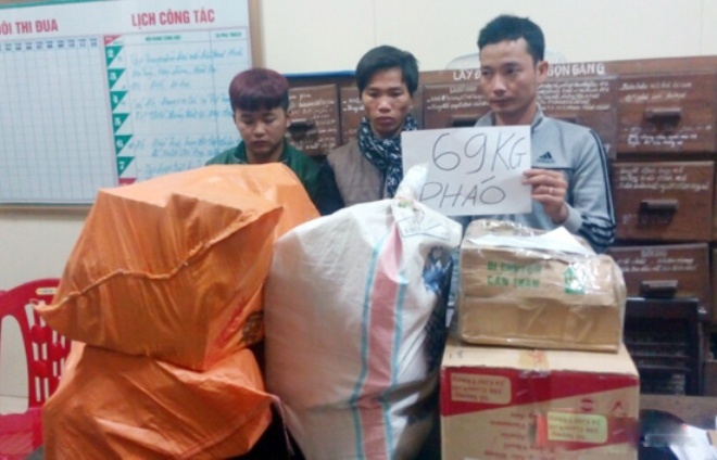 Dung oto di buon phao, chong tra quyet liet khi gap canh sat hinh anh