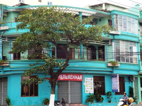 Mot khach nuoc ngoai treo co o nha nghi hinh anh