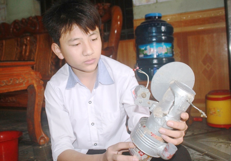 Nam sinh che tao may phat dien su dung nang luong mat troi hinh anh