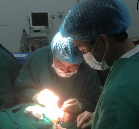 Be trai 12 tuoi nat hai tay, vo nhan cau do no phao hinh anh