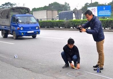Tong thieu uy cong an tu vong, oto bo chay 6 km hinh anh