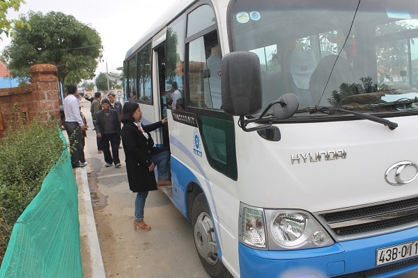 Hang nghin nguoi dan den vieng mo ong Nguyen Ba Thanh hinh anh