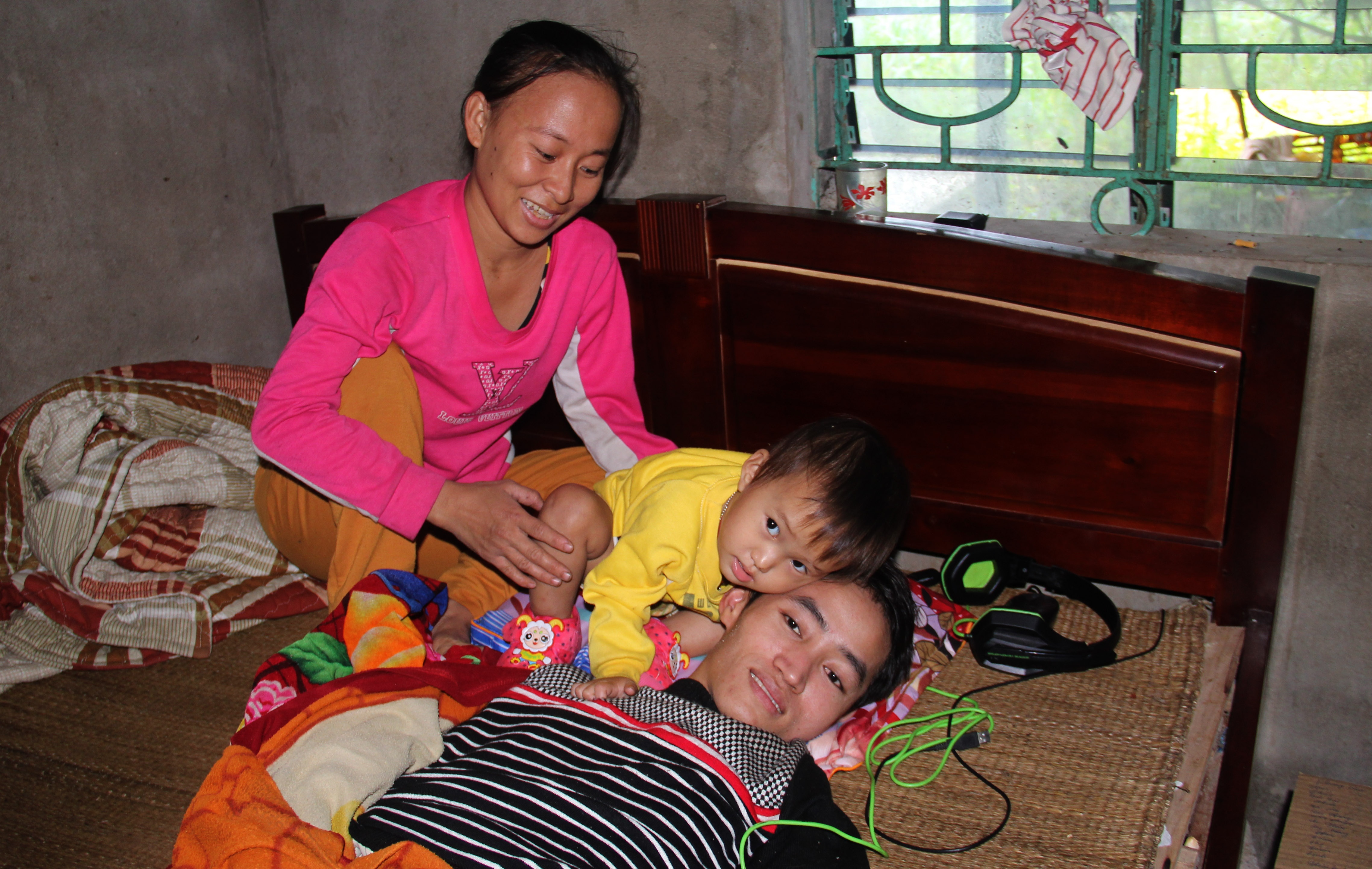 Hanh phuc gian di cua ong bo tre liet giuong hinh anh