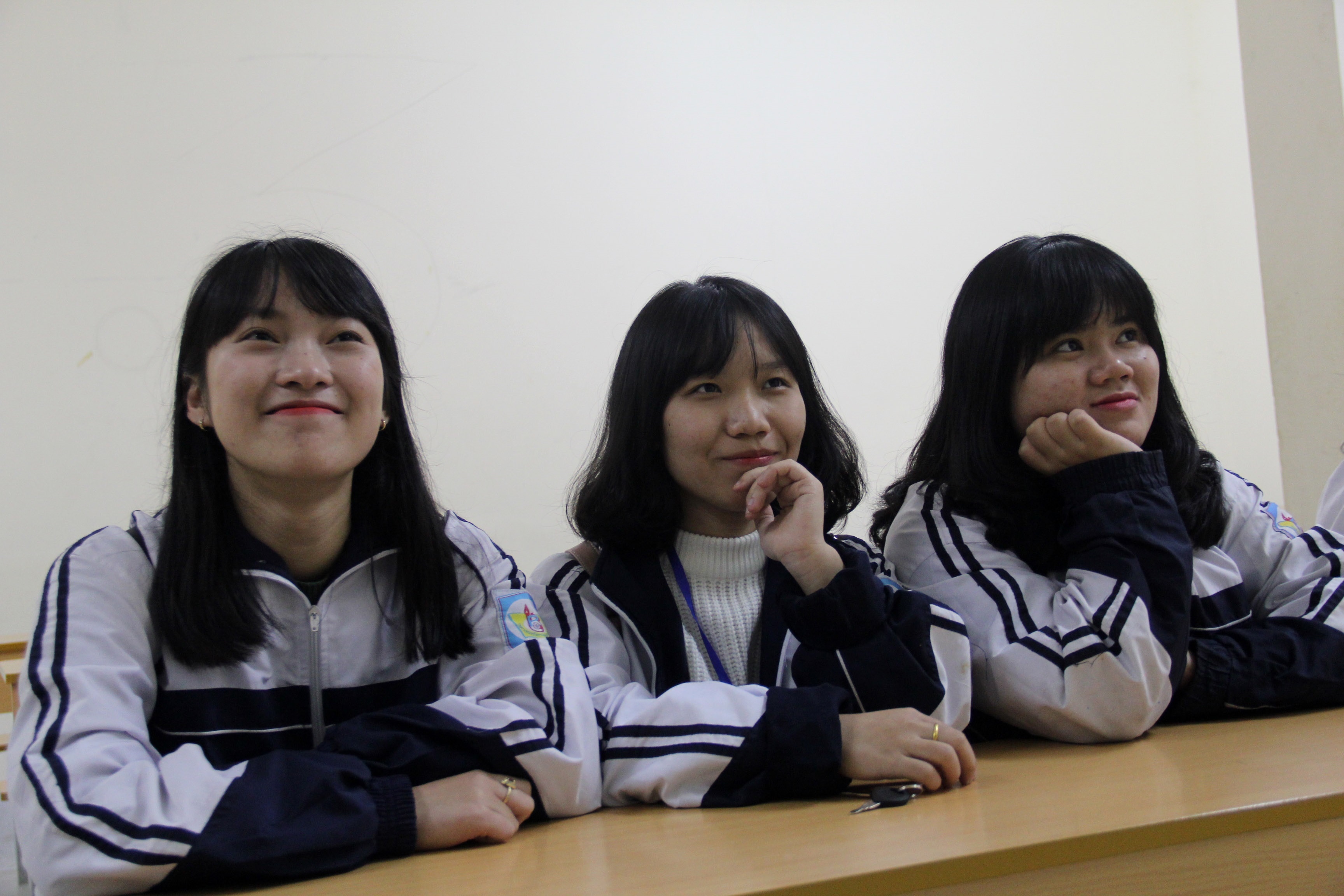 Nu sinh Nghe An noi nhieu thu tieng hinh anh