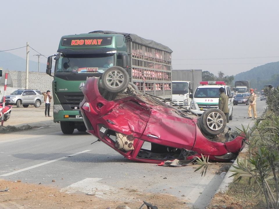 Xe container tong lien hoan, 7 nguoi nhap vien hinh anh