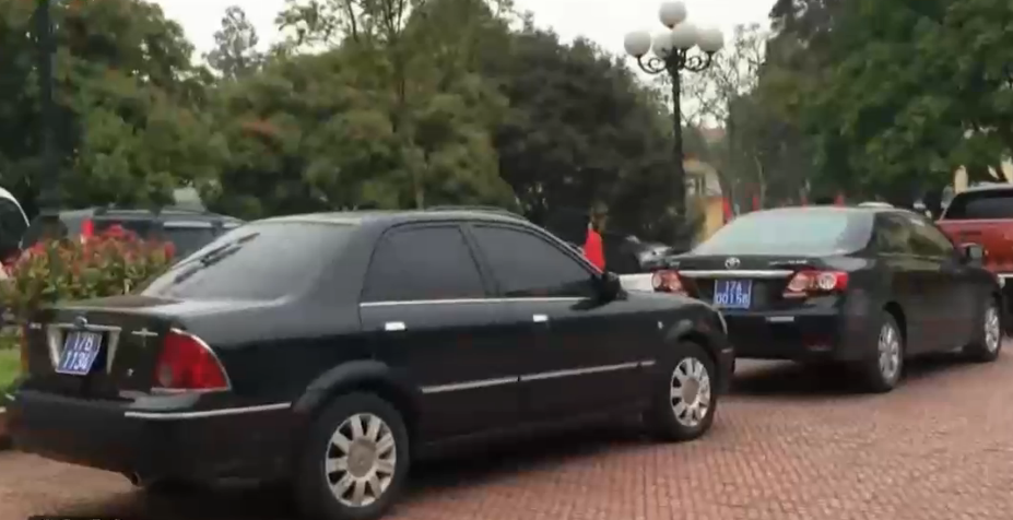 Nhieu xe cong, cong chuc di le hoi dau nam hinh anh