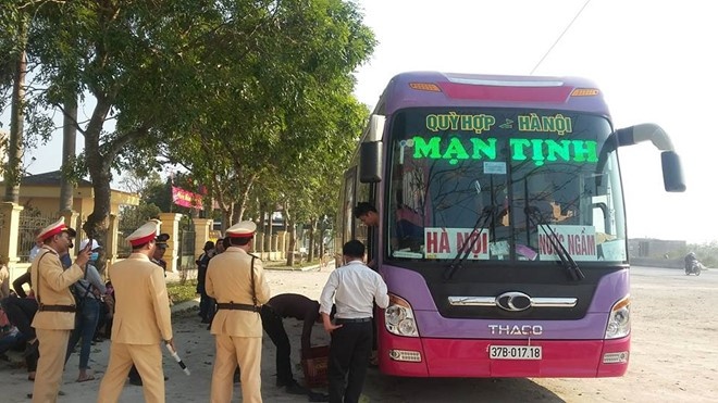 Tu duong day nong, phat 9 xe khach nhoi nhet, tang gia hinh anh