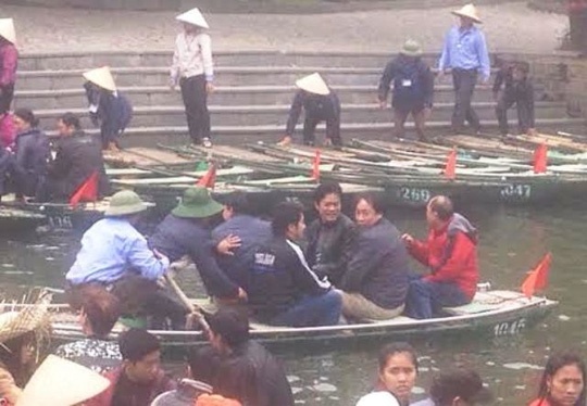 Vu ca co quan bo cong so di le chua: Chi bi phe binh hinh anh