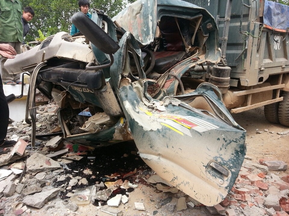 Tai xe chet ket trong cabin vi quen ha ben hinh anh