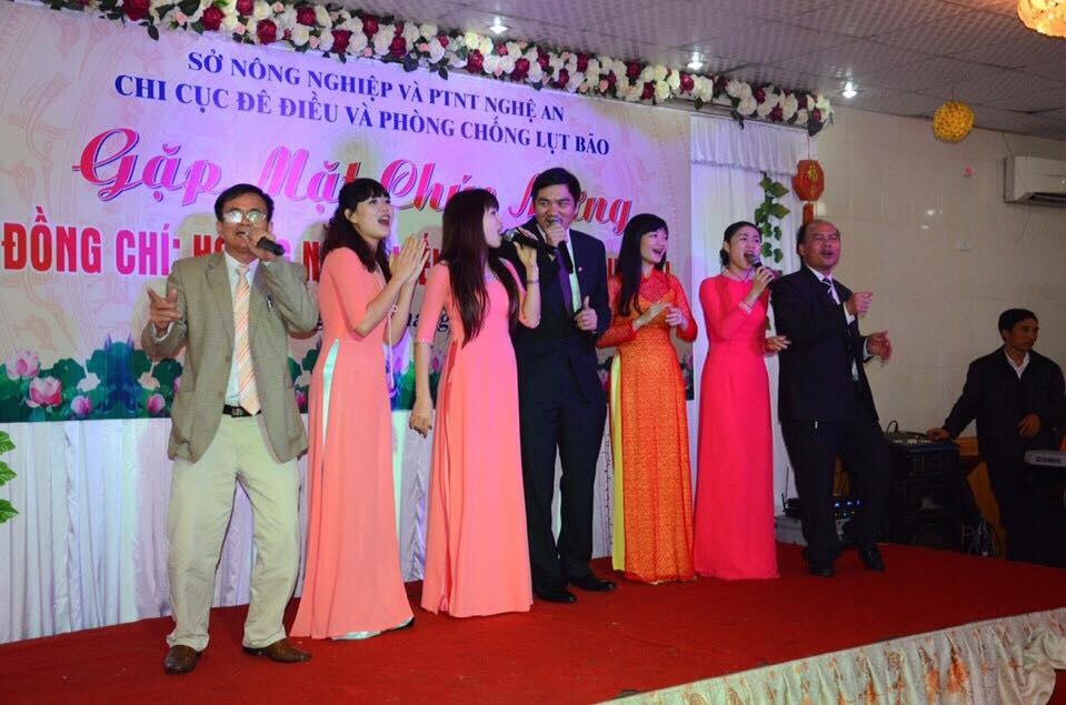 Tan PGD So tung to chuc tiec mung lam Bi thu huyen hinh anh