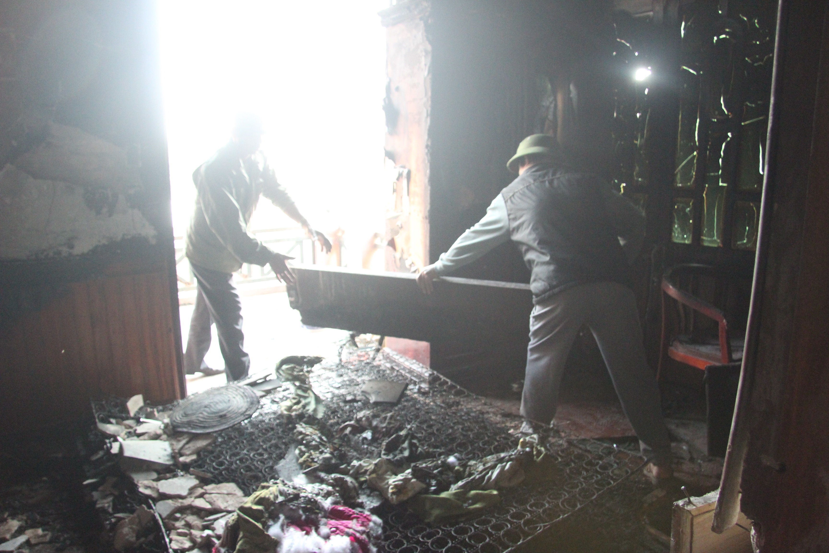 Nguoi dan ong om be gai tu thieu trong nha nghi hinh anh