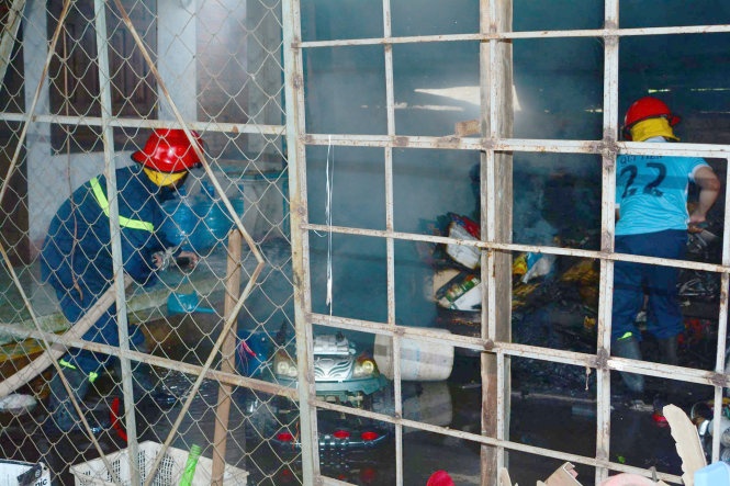 3 chau nho hoang loan trong ngoi nha chay khoa cua hinh anh