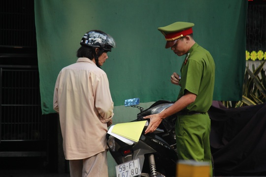 Nguoi dan ngo ngang khi bi phat dau xe may duoi duong hinh anh