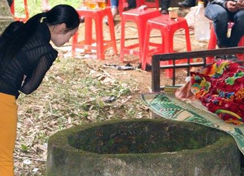 An mang duoi gieng hoang hinh anh