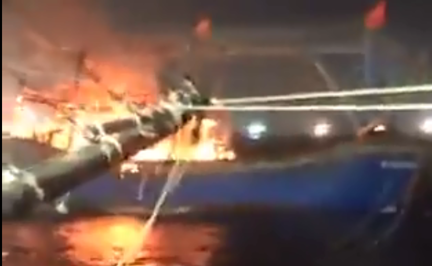 Tau ca gan 7 ty boc chay giua dem, 11 ngu dan thoat chet hinh anh