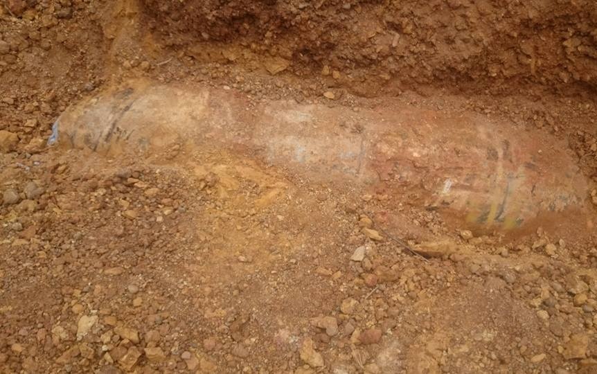 Dao trung qua bom dai hon 2 m duoi nen nha hinh anh