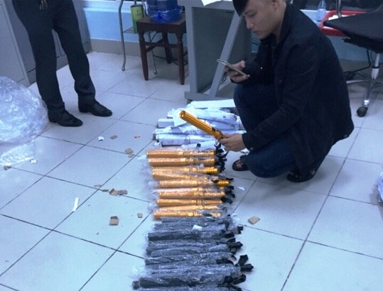 Du khach Tho Nhi Ky mang roi dien di may bay o Da Nang hinh anh