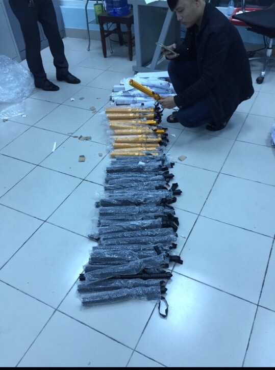 Du khách mang dùi cui điện đi máy bay ảnh 1 Du khach mang dui cui dien di may bay anh 1