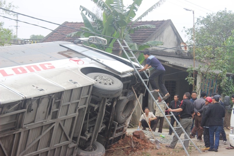 Lat xe giuong nam, 30 hanh khach keu cuu hinh anh