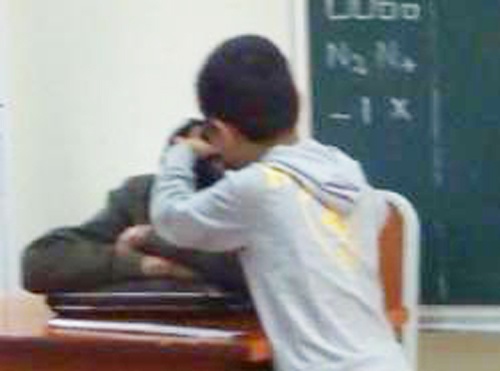 Ky luat thay giao nho hoc sinh nho toc bac tai lop? hinh anh