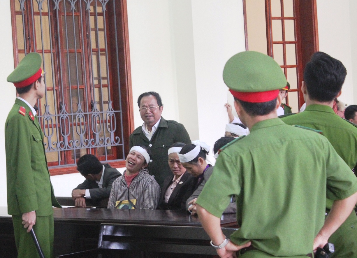 nao loan tai phien toa anh 2